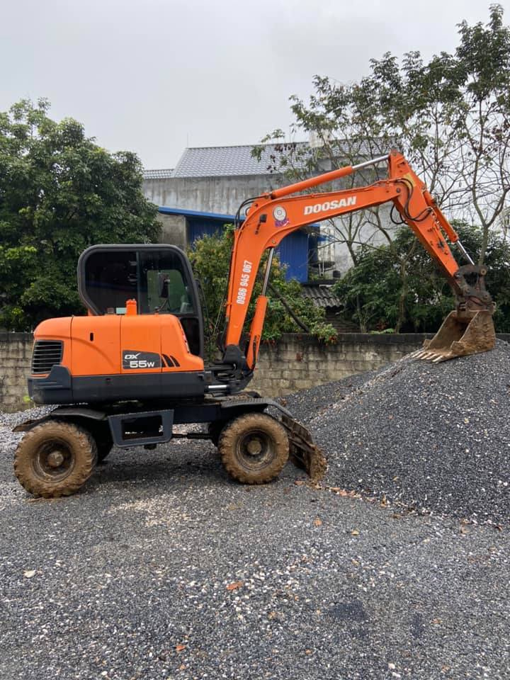BÁN MÁY XÚC ĐÀO BÁNH LỐP DOOSAN  DX55W