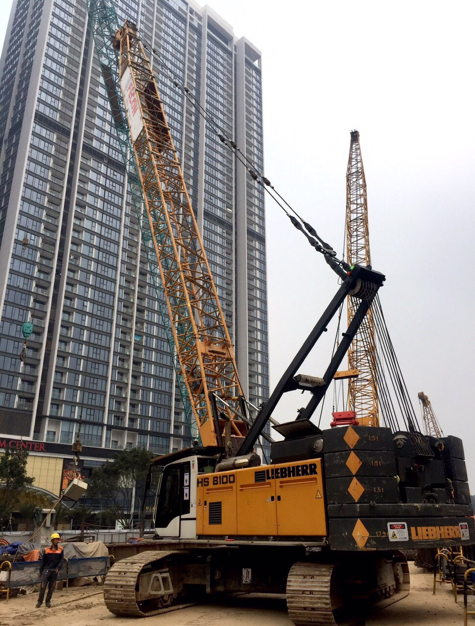 CHO THUÊ CẨU XÍCH LIEBHERR HS8100HD