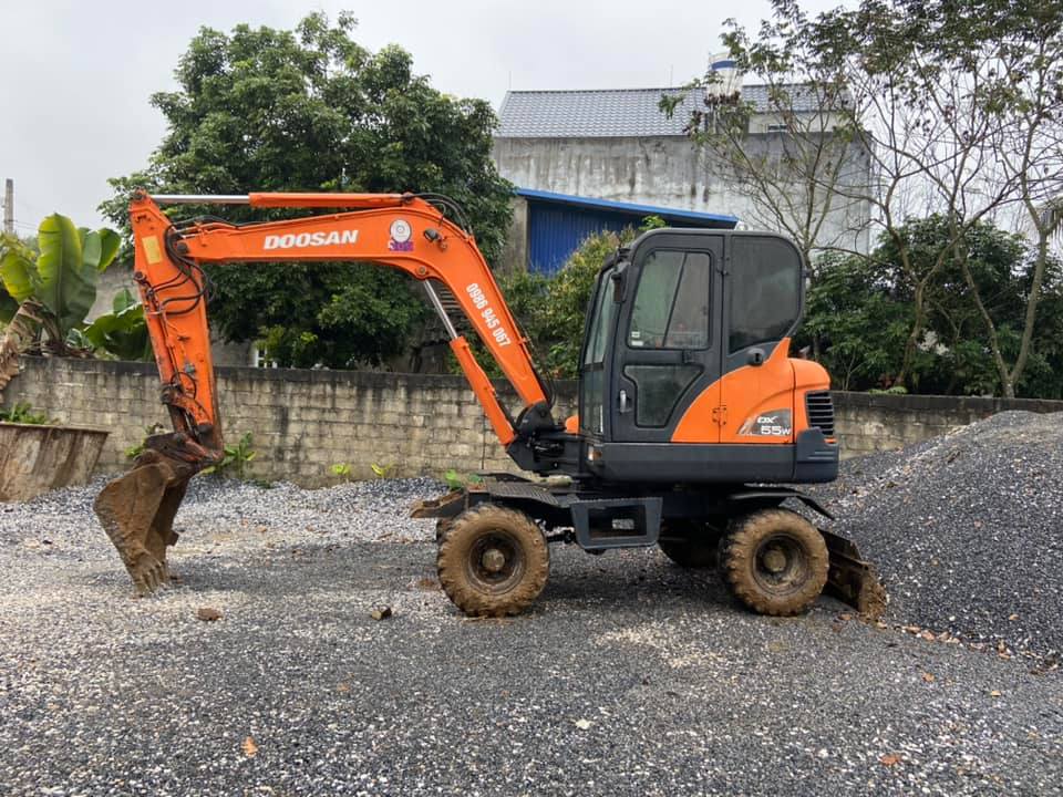 BÁN MÁY XÚC ĐÀO BÁNH LỐP DOOSAN  DX55W