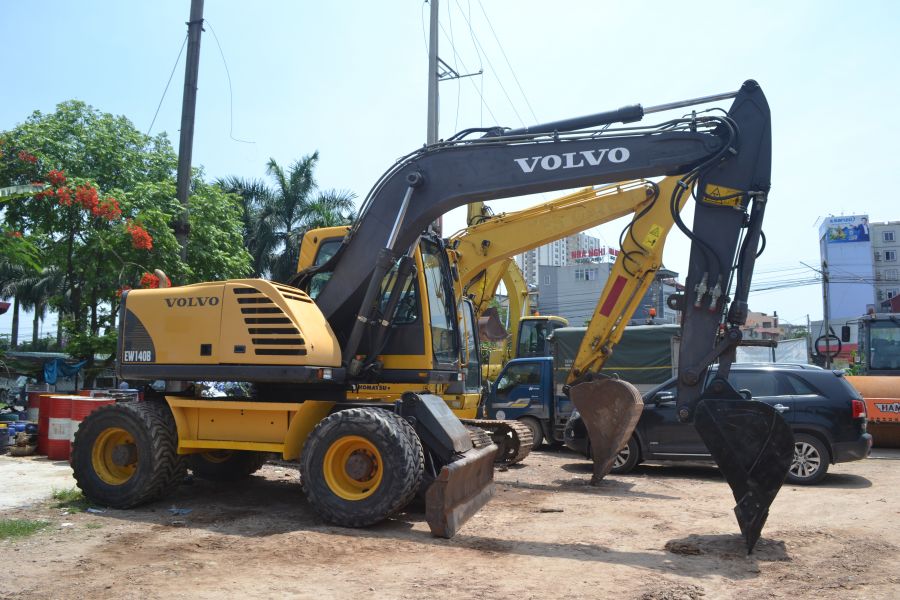 Bán máy đào bánh lốp Volvo EW140B