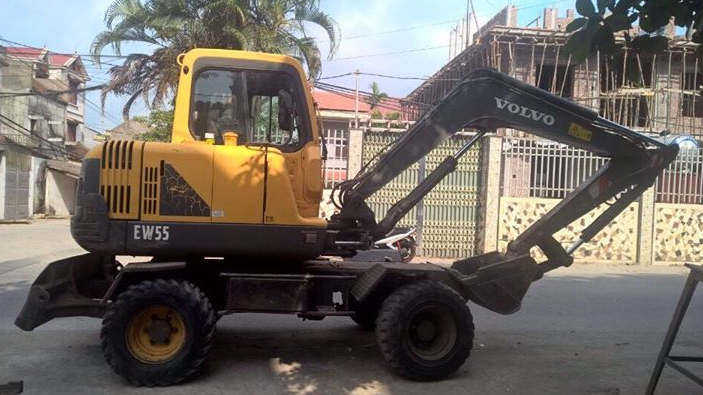 Bán máy xúc đào bánh lốp Volvo EW55 2007